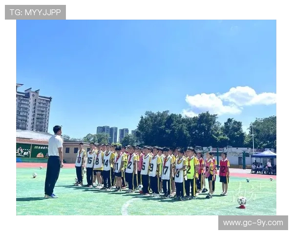 六年级小学生足球游戏：探索团队合作与竞技乐趣的完美结合